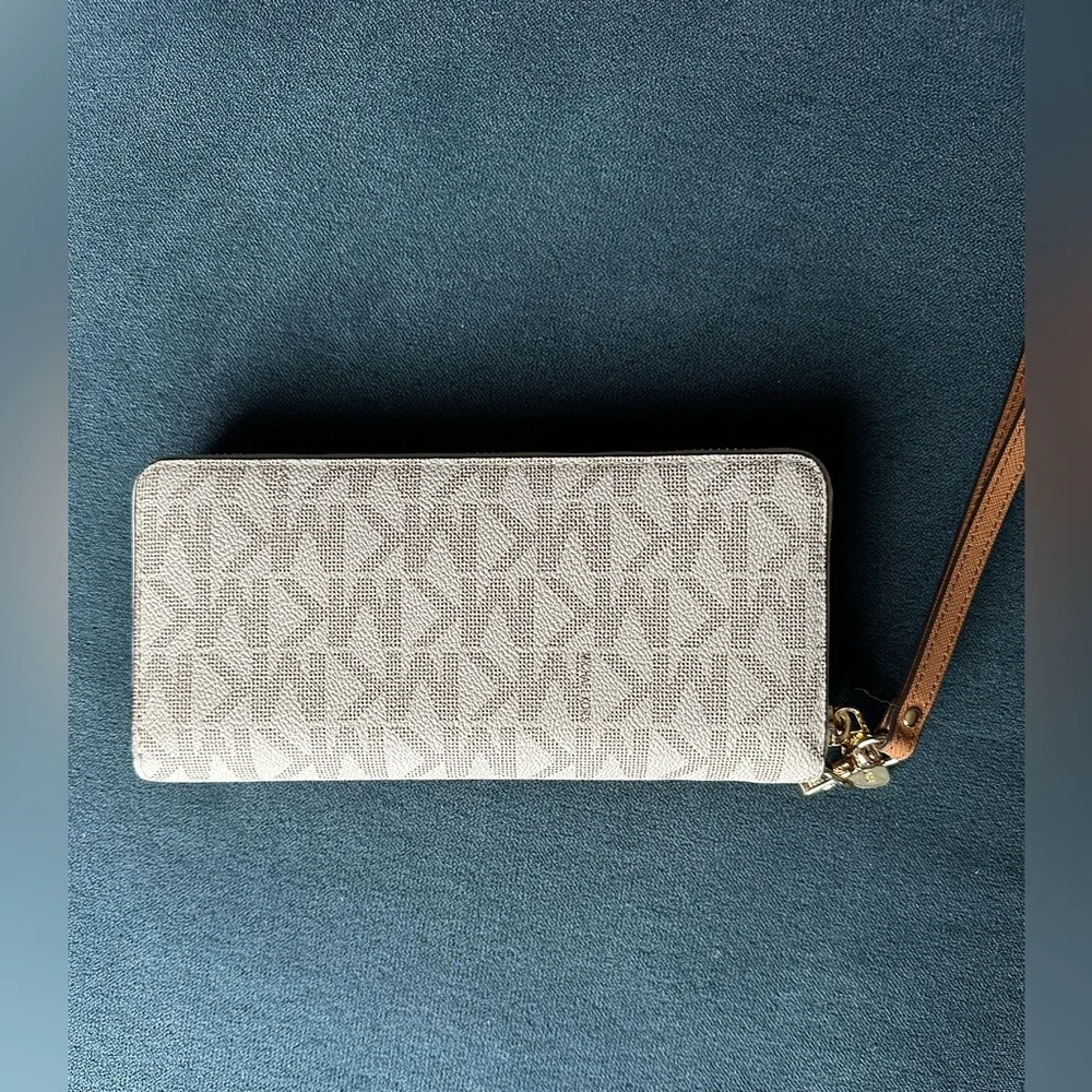 MICHAEL Michael Kors
Logo Jet Set Travel Continental Cream Wristlet Wallet NWT - Picture 3 of 14